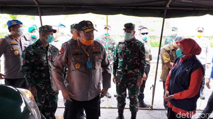 Forkopimda Jatim menegaskan tidak akan melakukan karantina wilayah atau lockdown. Keputusan itu disampaikan setelah rapat teleconference bersama dengan seluruh stakeholder di Jatim.