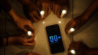 Aksi memperingati Earth Hour dengan mematikan lampu selama 60 menit merupakan kampanye untuk meningkatkan kepedulian terhadap kondisi bumi, sesuai imbauan pemerintah tahun ini aksi tersebut dengan tema Earth Hour Di Rumah guna mencegah penyebaran wabah COVID-19 di keramaian. Antara Foto/Makna Zaezar.