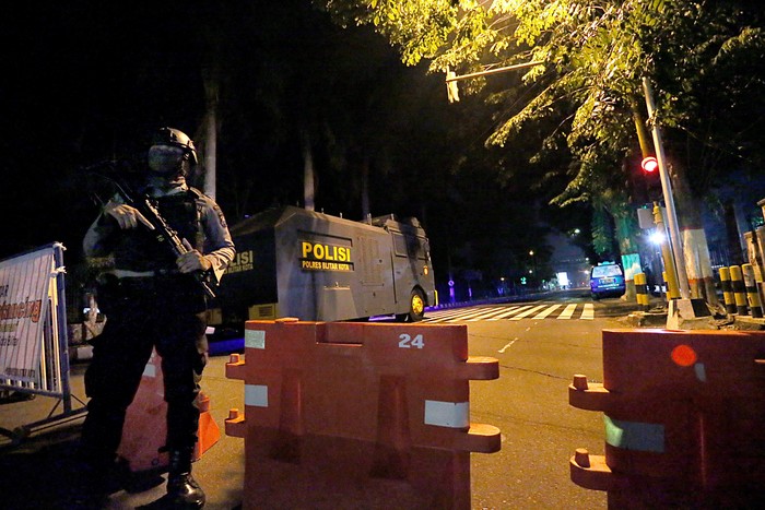 Akses Jalan di Blitar Ditutup Sementara Pemda Blitar terapkan kawasan Physical Distancing di kawasan tersebut. Sejumlah jalan protokol pun juga ditutup sementara guna cegah penyebaran virus Corona.