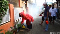 Selain dengan fogging, sejumlah upaya pencegahan penyakit DBD dapat dilakukan dengan menjaga kebersihan rumah dan kamar, seperti tidak menumpuk pakaian atau barang-barang tak perlu. Selain itu gerakan 3M yakni menguras, menutup dan mengubur juga dapat dilakukan untuk membasmi berkembangnya jentik nyamuk Aedes aegypti.