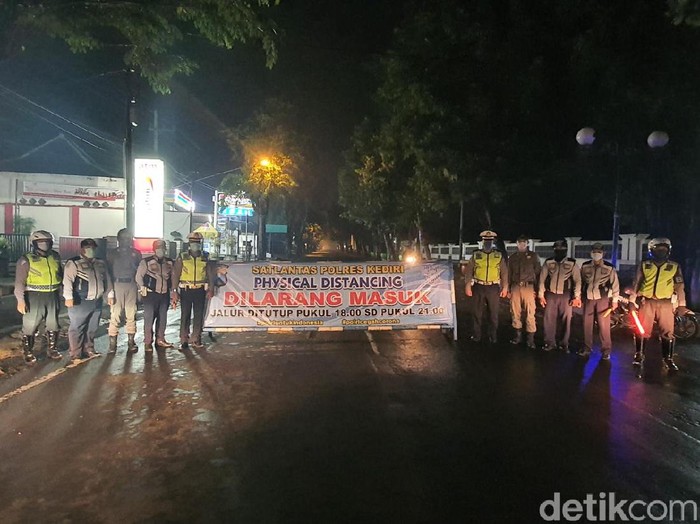 Jalan mulai simpang empat An-Nur hingga simpang empat Garuda di Pare, Kabupaten Kediri ditutup. Itu merupakan upaya penerapan kawasan physical distancing mencegah penyebaran corona.