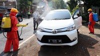 Sebelumnya, petugas BPBD pun telah menyemprotkan cairan disinfektan ke sejumlah kendaraan yang melintas di Jalan Lintas Blitar-Malang di kawasan Blitar, Jawa Timur, pada Sabtu (28/3) pagi.