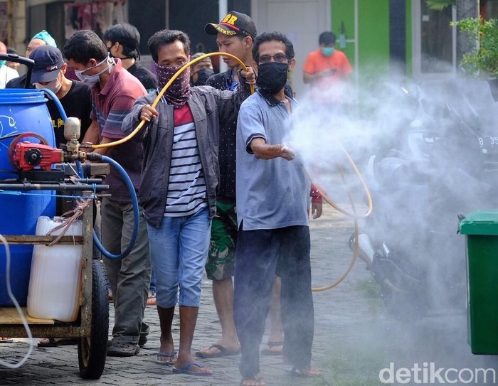 Penyemprotan Disinfektan di Bekasi Warga Bekasi gotong royong melakukan disinfektan ke penjuru kota untuk mencegah penyebaran virus Corona. Penyemprotan dilakukan diiringi musik dangdut dari gerobak yang membawa air disinfektan.