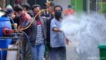 Warga Bekasi Gotong Royong Semprot Disinfektan ke Penjuru Kota