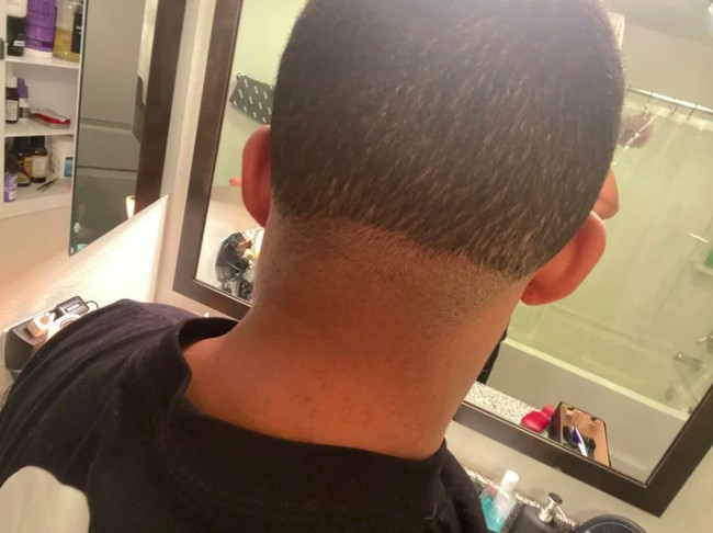 Jika dilihat-lihat potongan rambut pria yang satu ini sih sudah cukup rapih. Sayangnya saja dirinya mungkin lupa bagaimana cara memotong rambut bagian bawahnya. Alhasil rambut bagian bawahnya jadi terlihat seperti ini. (Foto: Twitter)