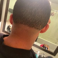 Jika dilihat-lihat potongan rambut pria yang satu ini sih sudah cukup rapih. Sayangnya saja dirinya mungkin lupa bagaimana cara memotong rambut bagian bawahnya. Alhasil rambut bagian bawahnya jadi terlihat seperti ini. (Foto: Twitter)