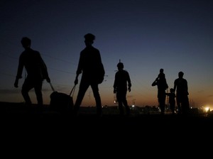 Kehabisan Uang di India, Rombongan Turis Ini Ngungsi ke Gua
