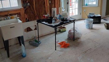 Renovasi dapur ditinggal tukang karena anjuran diam di rumah, untung masih sempat pasang bak cuci piring (Boredpanda)