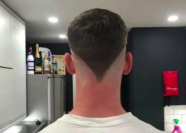 Berharap potongan rambut barunya akan membuat dirinya menjadi lebih keren, tapi justru inilah yang didapatkan sang pria. Rambut belakangnya jadi terlihat sangat simetris dan runcing. (Foto: Twitter)