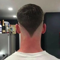 Berharap potongan rambut barunya akan membuat dirinya menjadi lebih keren, tapi justru inilah yang didapatkan sang pria. Rambut belakangnya jadi terlihat sangat simetris dan runcing. (Foto: Twitter)