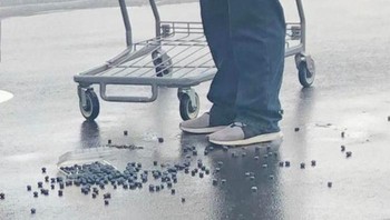 Anggur terakhir di supermarket tumpah (Boredpanda)