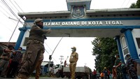Wali Kota Tegal Dedy Yon Supriyono (kiri) meninjau pemasangan beton saat isolasi wilayah Kota Tegal, Jawa Tengah.