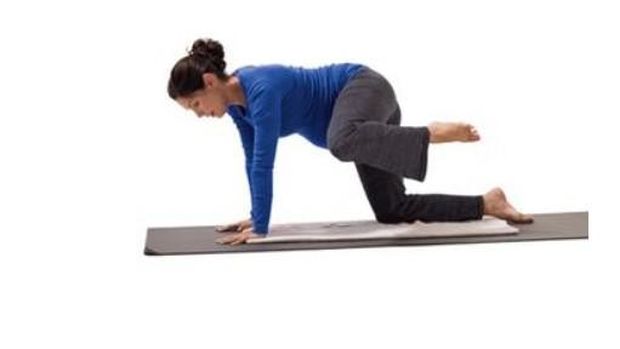 Wanita hamil melakukan pilates