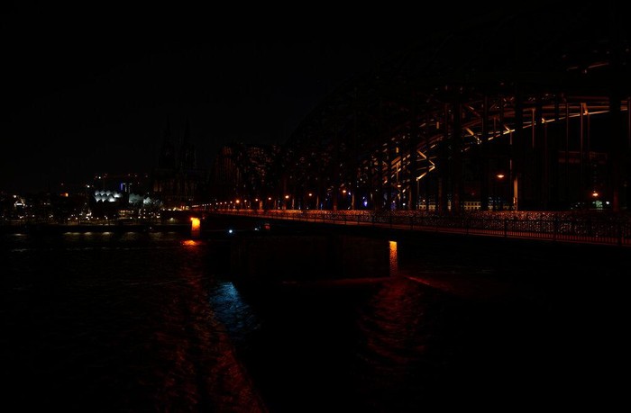 Peringatan Earth Hour 2020 di Berbagai Negara Beberapa negara di dunia peringati Earth Hour 2020 pada Sabtu (28/3) malam. Saat peringatan itu lampu yang menerangi rumah maupun banguna dimatikan sementara.
