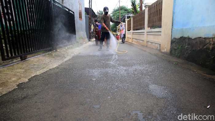 Inisiatif untuk mensterilkan sekaligus menghalau penyebaran Corona terus dilakukan. Warga RW 09, Cipedak, Srengseng Sawah, Jaksel, menggelar operasi disinfeksi secara mandiri.