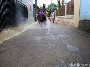 Disinfeksi Mandiri Warga Cipedak Srengseng Sawah untuk Halau Corona