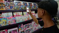 Para pedagang memaksimalkan cara berjualan secara daring dan pengiriman barang ke alamat pembeli. 