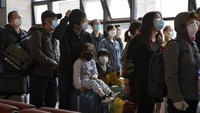 Pembukaan kembali layanan transportasi di kawasan Wuhan tersebut membuat sejumlah warga yang sebelumnya sempat dilarang untuk memasuki kawasan tersebut mulai mengantre di stasiun kereta yang berada di kawasan Beijing, untuk kembali kampung halaman mereka di Wuhan, Provinsi Hubei, China.