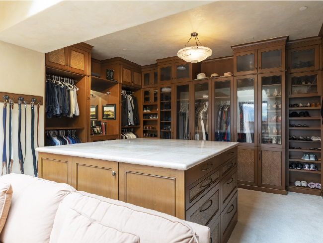 Walk in closet juga sangat besar dan dilengkapi lemari-lemari fungsional untuk menyimpan pakaian dan aksesori pemiliki. (Foto: Dok. REX Real Estate via Business Insider)