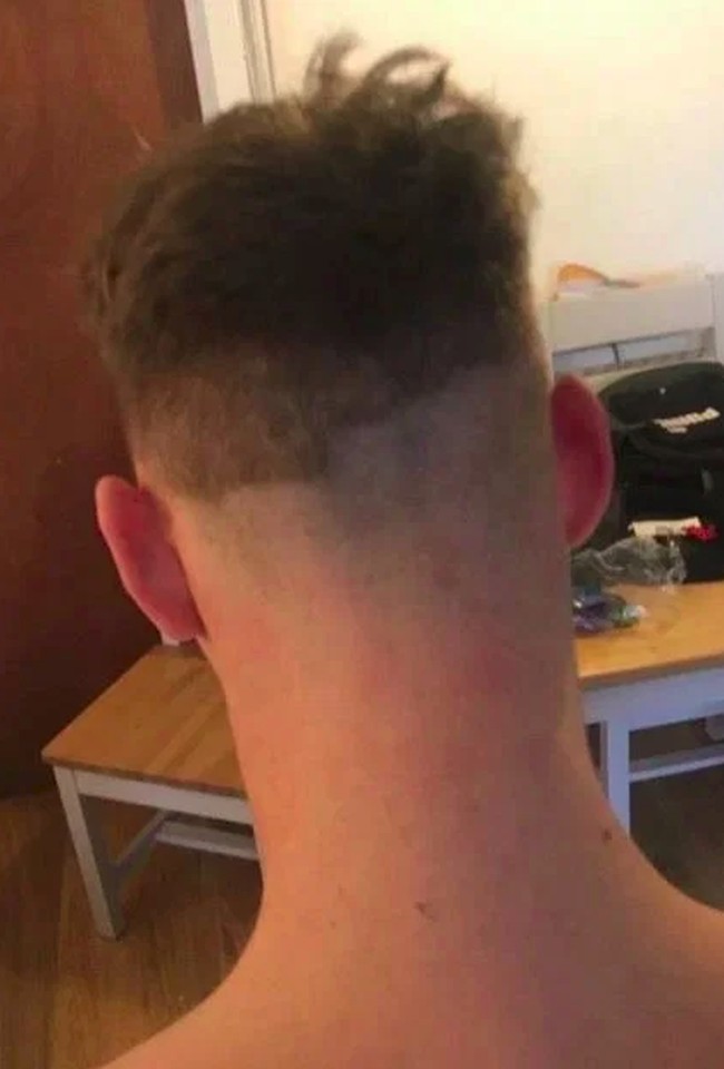 Pria ini mencoba memotong sendiri rambutnya di rumah dan berharap bisa memiliki hasil sebagus di salon. Tapi ternyata hal itu tidak semudah kelihatannya. Rambut pria ini justru jadi seperti ini. (Foto: Twitter)