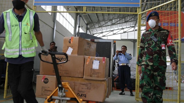 2.000 APD untuk penanganan virus Corona tiba di Kendari Sultra. (Foto: dok. TNI)