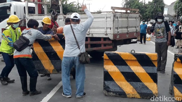 Pemasangan beton penutup akses keluar masuk Kota Tegal, Minggu (29/3/2020).