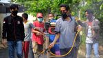 Warga Bekasi Gotong Royong Semprot Disinfektan ke Penjuru Kota