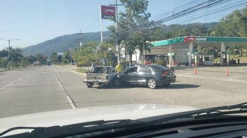 Kota di lockdown, jalanan sepi. Terus dua mobil ini masih bisa tabrakan dong... (Boredpanda)