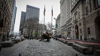 Patung Fearless Girl karya Kristen Visbal menjadi saksi bisu Wall Street saat sepi karena imbas pandemo  Covid-19. Anadolu Agency via Getty Images/Anadolu Agency