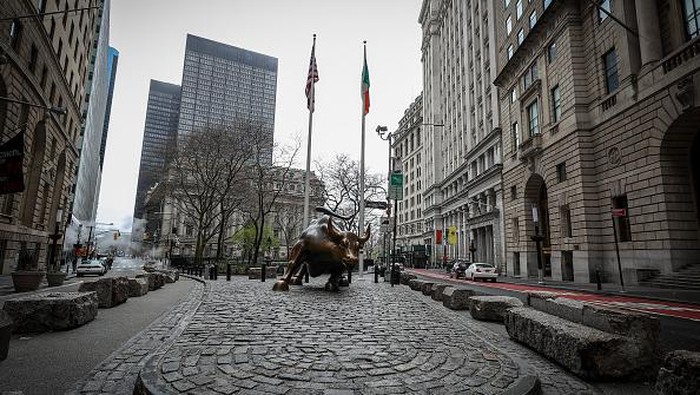 Pusat bisnis di New York, Wall Street terlihat kosong melompong sebagai dampak
 pandemi Covid-19, Minggu (29/3/2020).