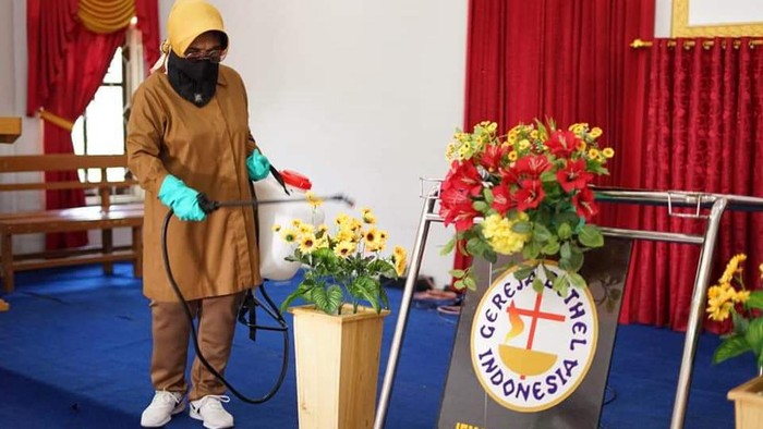 Walikota Bontang, Neni Moernaini menyemprot cairan desinfektan di semua ruangan kerja seluruh OPD Kota Bontang.