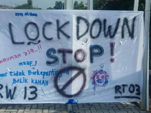 Cegah Corona, Warga di Bandung Barat Pasang Spanduk Lockdown