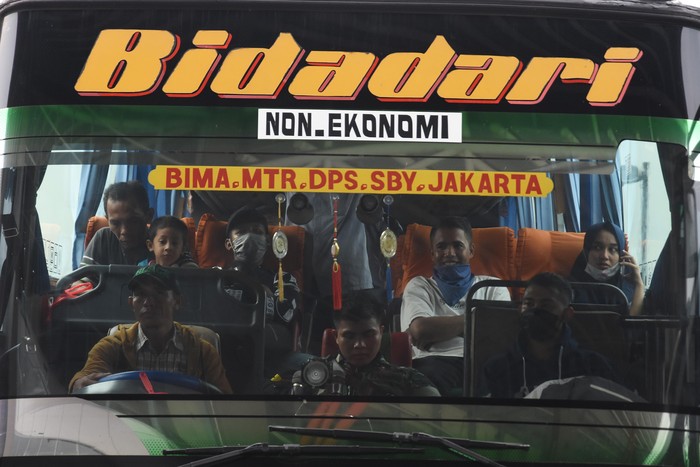 Penumpang menaiki bus Antar Kota Antar Provinsi di Terminal Pulo Gebang, Jakarta, Minggu (29/3/2020). Kementerian Perhubungan mengimbau agar warga membatalkan niatnya pulang kampung, untuk mencegah penyebaran COVID-19. ANTARA FOTO/Indrianto Eko Suwarso/foc.