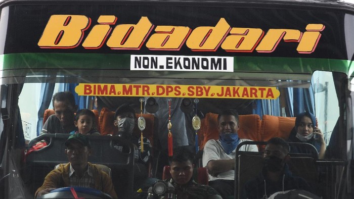 Penumpang menaiki bus Antar Kota Antar Provinsi di Terminal Pulo Gebang, Jakarta, Minggu (29/3/2020). Kementerian Perhubungan mengimbau agar warga membatalkan niatnya pulang kampung, untuk mencegah penyebaran COVID-19. ANTARA FOTO/Indrianto Eko Suwarso/foc.