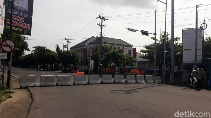 Hari pertama diberlakukannya isolasi wilayah di Kota Tegal belum berjalan sesuai rencana. 
Sejumlah petugas masih sibuk menutup akses jalan di kawasan kota.