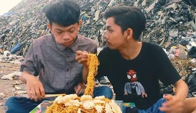 Kocak! Ini Review Makanan Pengajian hingga Mukbang Bareng Sampah
