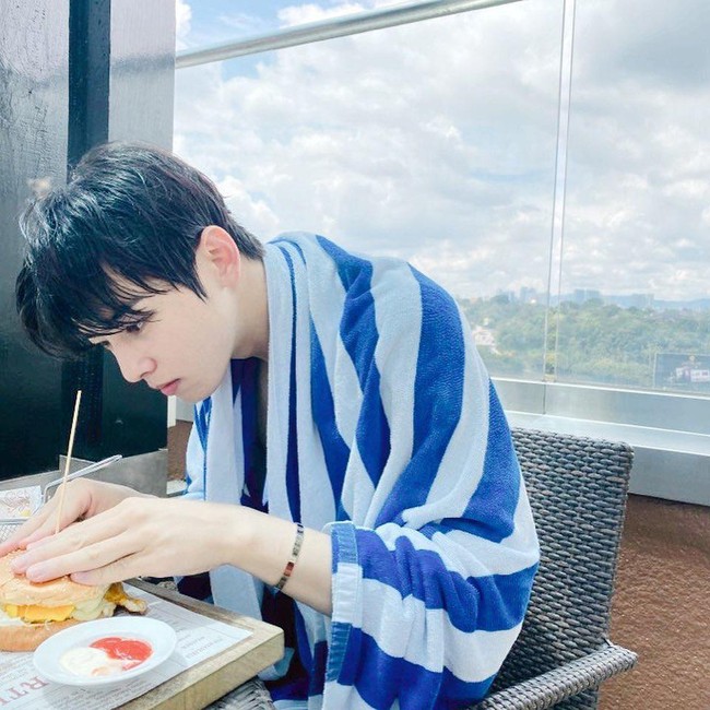 Salah satu foto yang membuat Cha Eun Woo jadi perbincangan adalah ketika gaya makannya mencuri perhatian karena hanya dengan pakai handuk. Foto: Instagram Cha Eun Woo