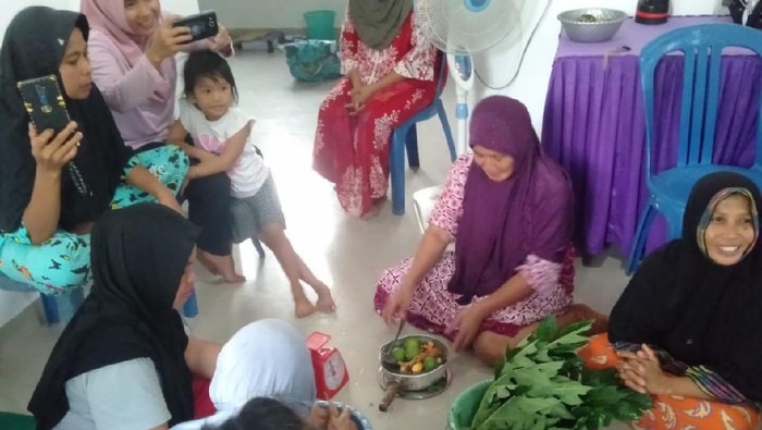 Warga Malalin Enrekang Dilatih Bikin Jamu dan Antiseptik.