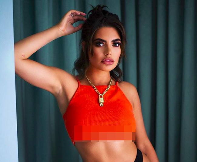 Megan Barton Honson pamer menggunakan crop top di Instagramnya. Bintang Love Island itu memang kerap pamer foto-foto menggoda di media sosialnya.  Foto: Instagram