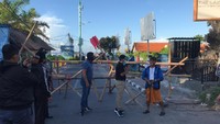 Penutupan itu untuk akses ke pantai saja, tidak jalan utama dan berjarak beberapa meter dari pantai. Terlihat ada yang menjaga plang penutupan, mereka adalah pecalang (Foto: Istimewa)