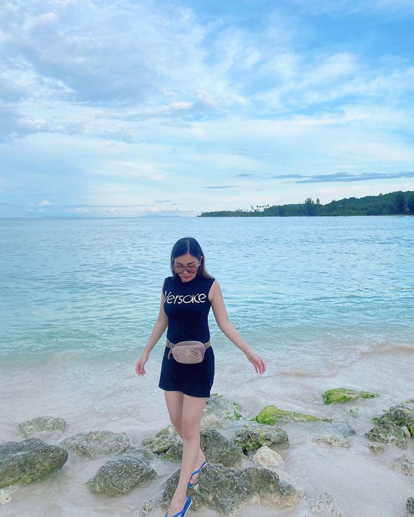 Ini momen karantina Bella di Pantai Jikumerasa di Pulau Buru, Maluku. Indah sekali ya (@bellashofie_rigan/Instagram) Ini momen karantina Bella di Pantai Jikumerasa di Pulau Buru, Maluku. Indah sekali ya (@bellashofie_rigan/Instagram)