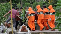 Begitu sampai di pemakanan, peti jenazah PDP langsung dimasukkan ke liang lahat.