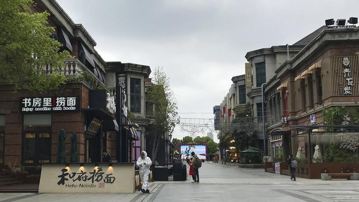 Menurunnya jumlah kasus baru Corona di Wuhan membuat aktivitas perekonomian di wilayah itu perlahan kembali bergeliat. Sejumlah toko mulai kembali beroperasi.
