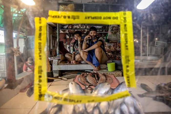 Pembatas Plastik Jadi Cara Pasar di Filipina untuk Halau Corona Sebuah pasar tradisonal di Filipina menerapkan pembatas dari plastik transparan untuk menghalau penyebaran virus Corona. Penasaran?