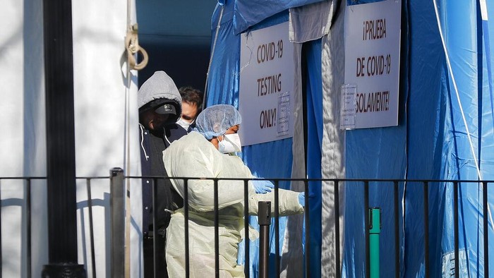Total jumlah kematian terkait virus corona di Amerika Serikat mencapai 2.409 orang. 
Data tersebut dirilis Johns Hopkins University pada Minggu (29/3) waktu setempat.
