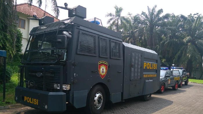 Cegah Corona, Perumahan di Serpong Disemprot Disinfektan Pakai Water Canon