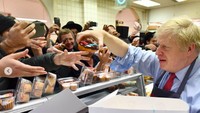 Ia bahkan membagikan donat ke pengunjung di bakery tersebut. PM Johnson ucapkan terima kasih untuk warga Inggris yang sudah mau menyambut dirinya. Foto: Instagram borisjohnsonuk