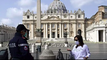 Lapangan Santo Petrus sebuah alun-alun besar terkenal yang terletak tepat di depan Vatikan, Roma, Italia tampak kosong yang biasanya sangat ramai orang. Foto ini diambil tanggal 29 Maret 2020. (Foto: Mashable/Siobhan Neela-Stock)
