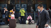 Meski pembatasan aktivitas maupun wilayah di Wuhan mulai dilonggarkan, lockdown di wilayah Wuhan itu akan secara resmi dicabut pada 8 April 2020 mendatang. Meski begitu, secara perlahan sejumlah aktivitas warga maupun perekonomian di Wuhan mulai kembali bergeliat usai beberapa bulan belakangan berperang melawan penyebaran virus Corona. AP Photo/Mark Schiefelbein.