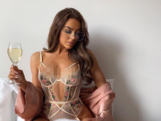 Rossie William populer setelah mengikuti reality show Love Island di 2018. Mantan pengacara itu pun kini aktif menjadi selebgram. Di masa pandemi ini, Rossie mengunggah foto seksinya dengan lingerie. Foto: Instagram